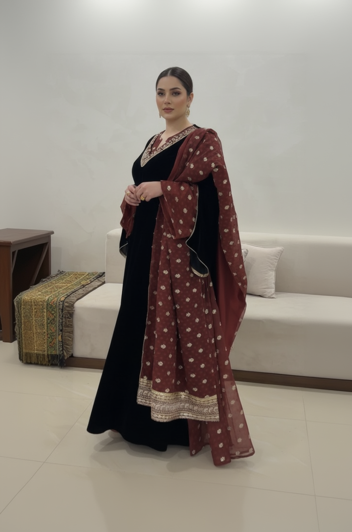 A50 – طقم ثلاث قطع باللون الخمري والأسود