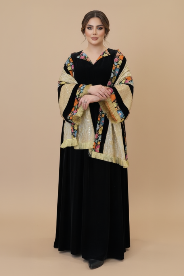 A44 – طقم بشت من قطعتين باللون الأسود مع الذهبي ولمسات زهرية ملوّنة