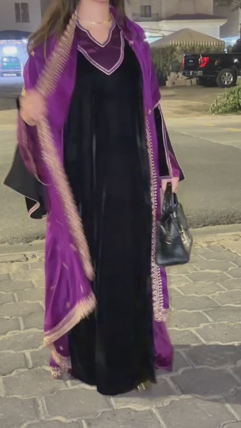 B22 – طقم مخمل بنفسجي ملكي من ثلاث قطع